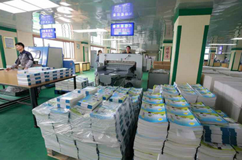 金正恩视察'蒲公英作业本工厂'，称赞产品设计用心，动漫元素引关注